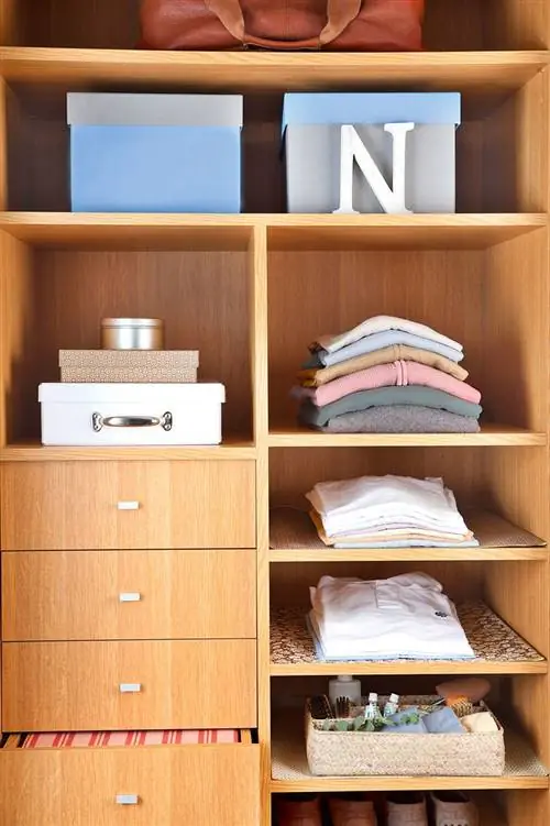 интерьер-шкаф-с-полками-и-ящиками-для-одежд 80eba0a5