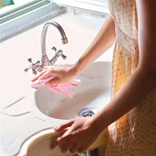 женщина моет раковину 00364180