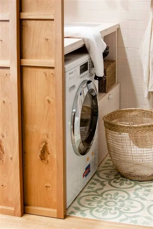 прачечная-со-стиральной-машиной-и-деревянной-дверью-00501738 O