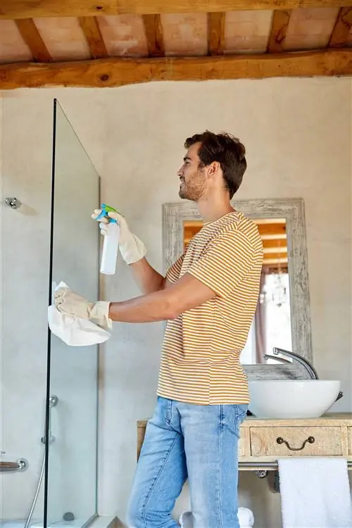 мальчик чистит перегородку 00490296_O