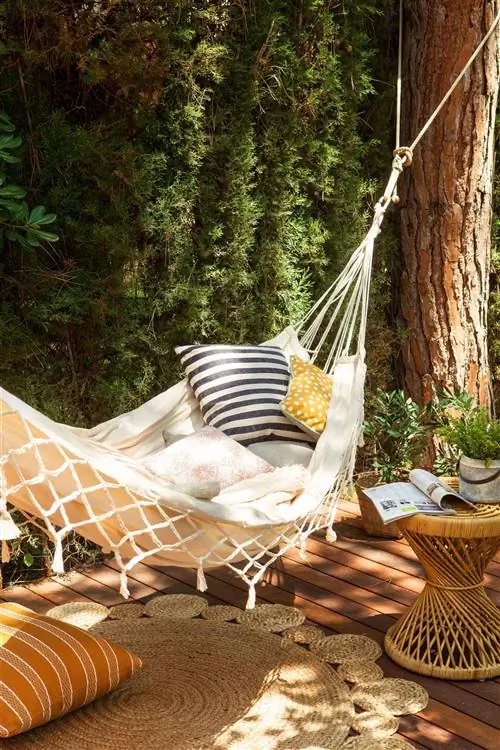 сад с гамаком, свисающим с дерева 00435760