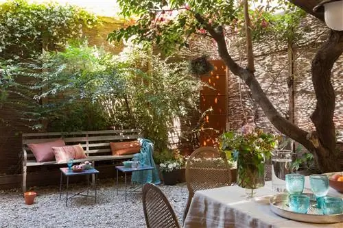 сад со скамейкой и двумя столиками 00409172_O