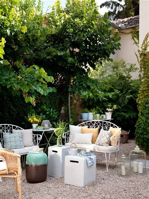 сад с гравием и железом и плетеной мебелью 00400068_O