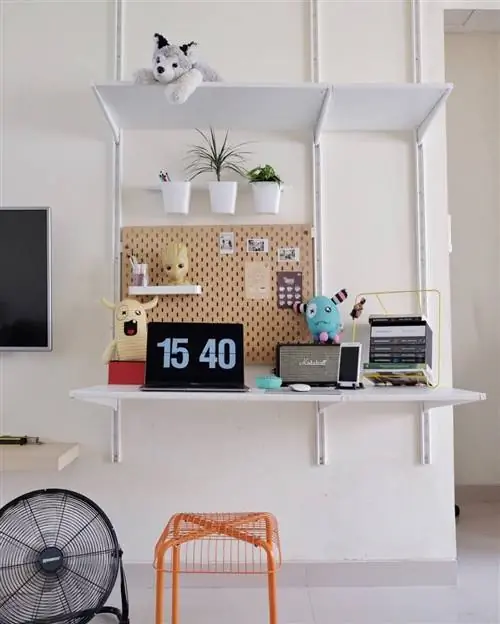 Рабочий стол с белыми полками и рейлингами от ИКЕА