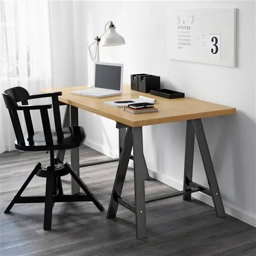 Рабочий стол с двумя мольбертами ОДВАЛЬД и деревянной столешницей из ИКЕА.