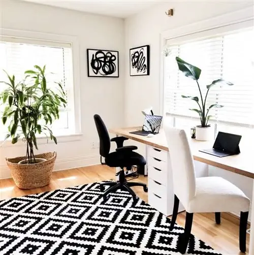 Стол со столешницей из орехового дерева, белым тумбой и белыми ножками из ИКЕА.