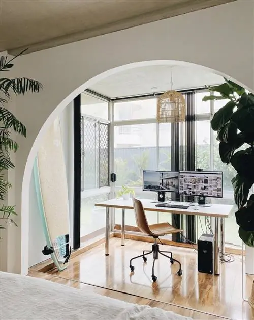 Стол с деревянной полкой и металлическими ножками от ИКЕА