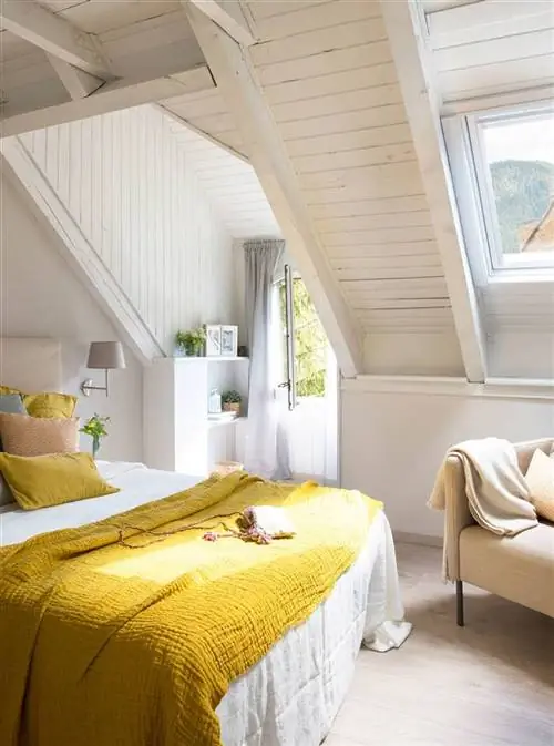 спальня-мансарда-желто-белая
