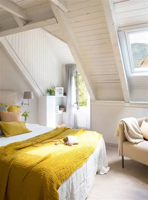 спальня-мансарда-желто-белая