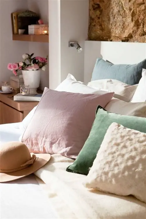 Фрагмент кровати с подушками, шляпой и бра 336112 O