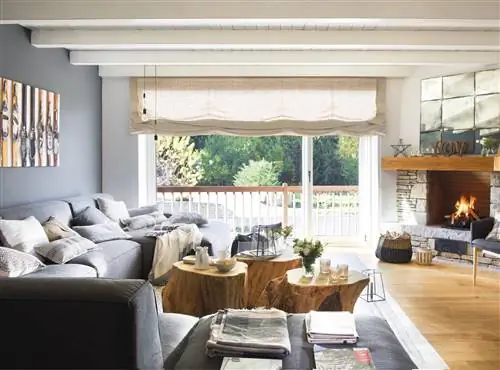 гостиная со стеной и синим диваном 00472458