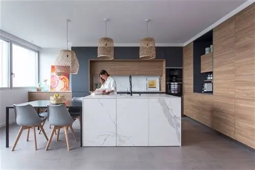 кухня с островом из дерева эпохи неолита и серой мебелью ELIHOME 03