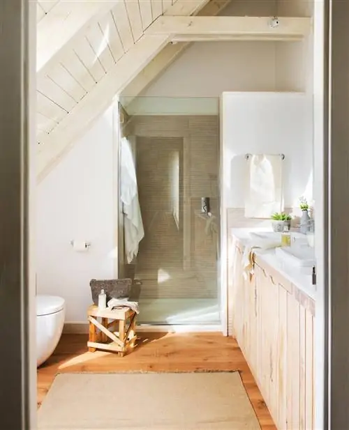 белая ванная комната с наклонным потолком и душем 00447260