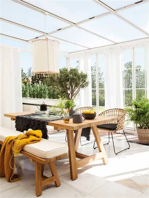 столовая в зимнем саду с деревянным столом, стульями и скамейкой 00503623