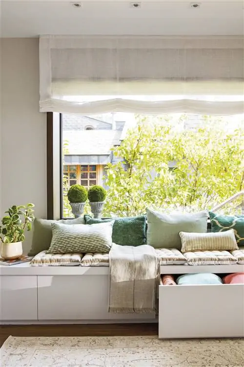 окно с жалюзи и скамьей 00503855