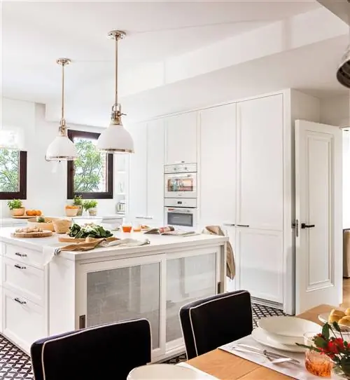 Белая кухня с островом