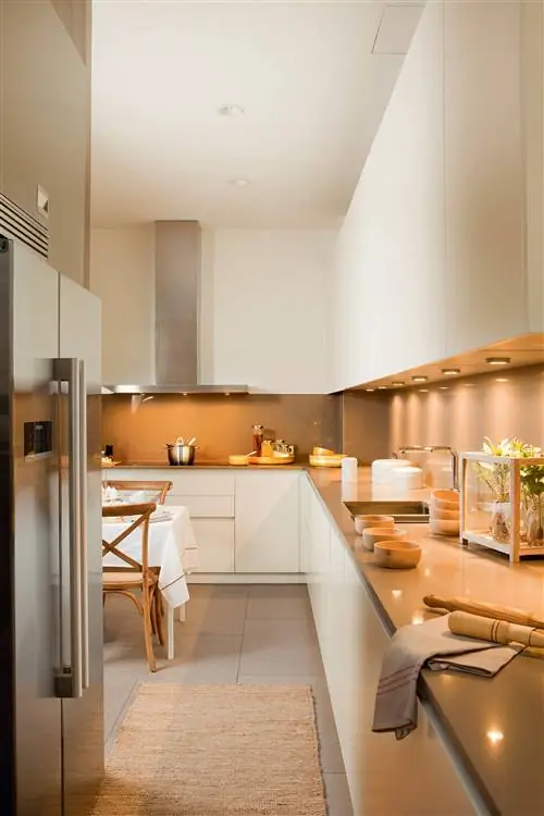 кухня с естественным освещением