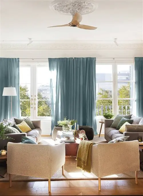 Гостиная с синей шторой