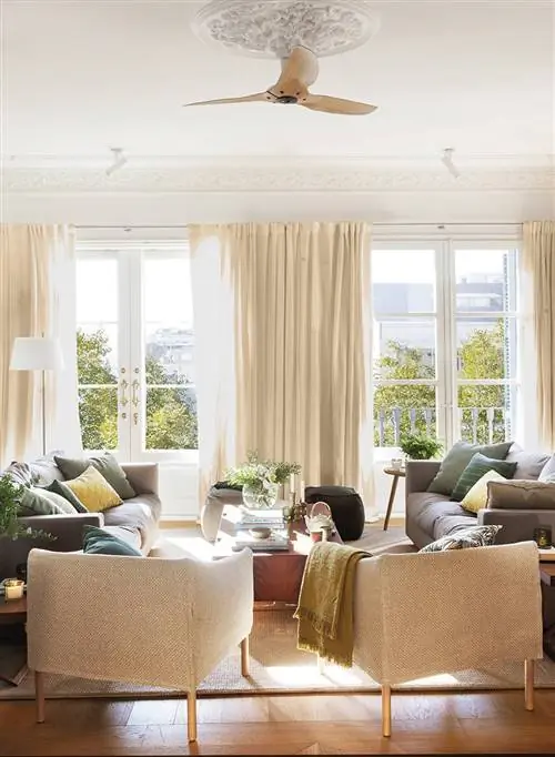 Гостиная с цветными льняными шторами