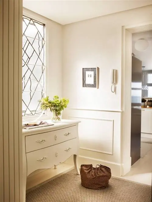 Прихожая с белым комодом 00407894