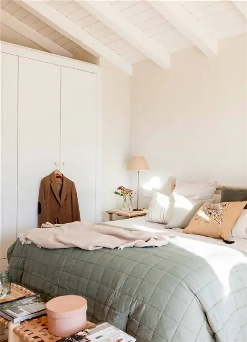 Белые стены комнаты 00513460_O