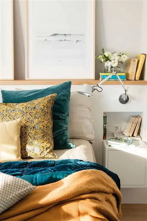 00497526 Спальня со встроенным изголовьем и настенными светильниками