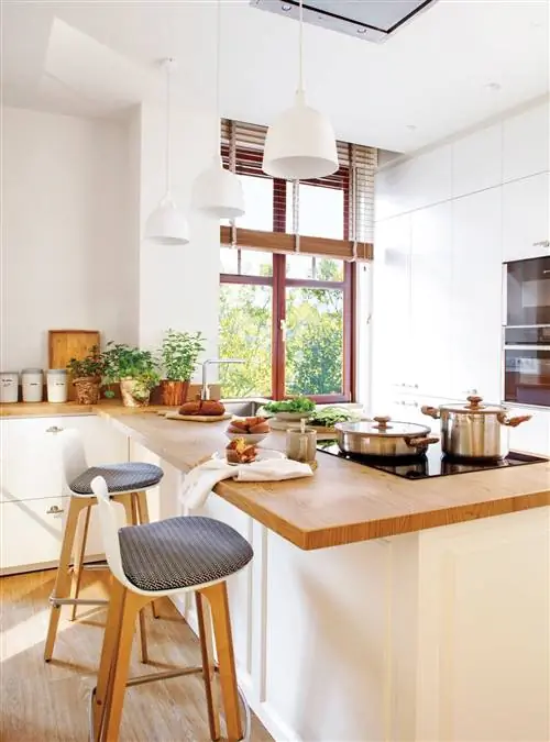 кухня-с-островом-в-белом-и-дереве-и-жалюзи-планки-00505431