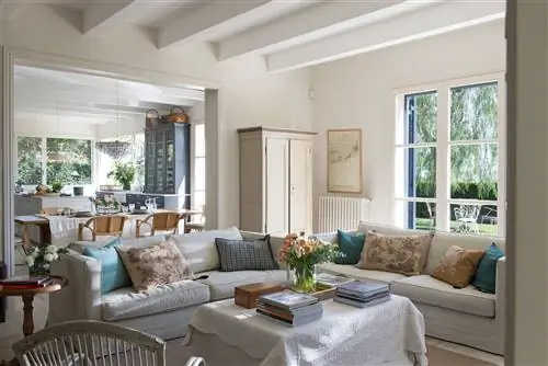 общая-гостиная-со-столовой-с-белыми-диванами_00503723