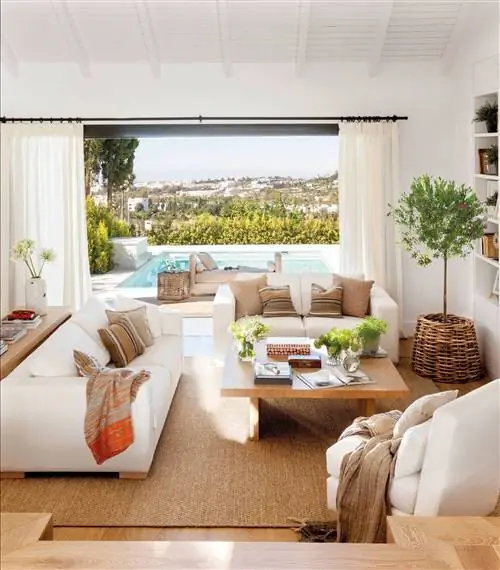 Белая гостиная с книжным шкафом и большим внешним окном_00465229