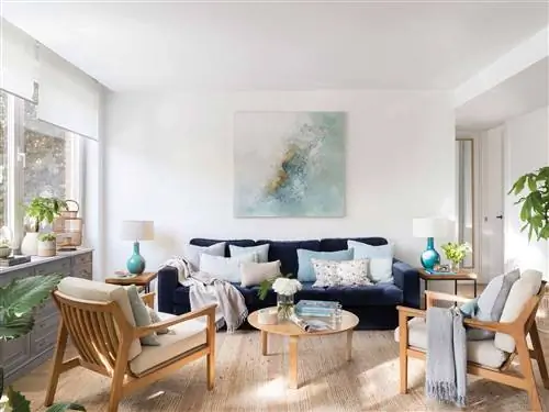 Гостиная с синим диваном и креслами_00510079