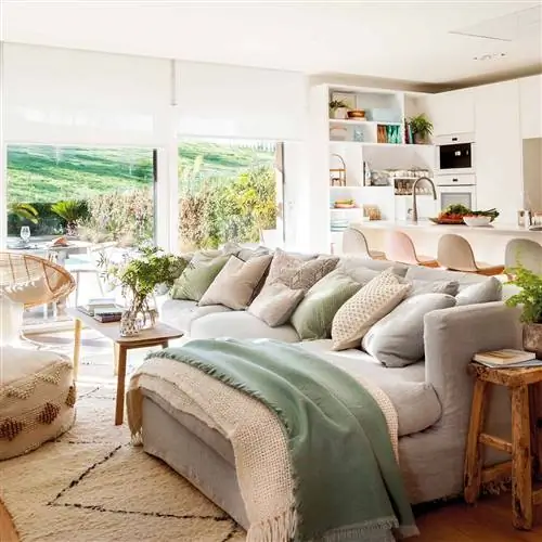 Гостиная с большим шезлонгом и видом на сад_00503756