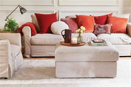 Деталь дивана с подушками разных цветов и форм_00503640