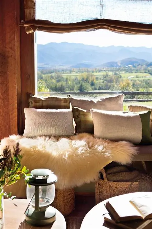 Деталь деревянной скамейки с подушками_00497885