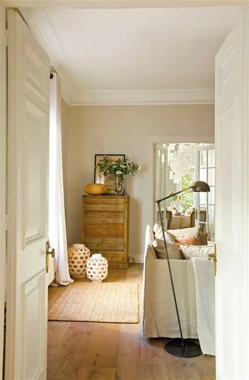 Уголок гостиной с шифоньером и фонарями со свечами_00361532