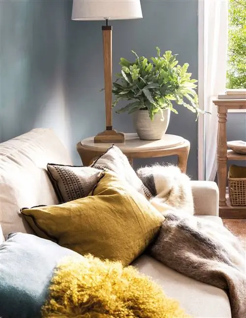 Фрагмент дивана с подушками_00516822