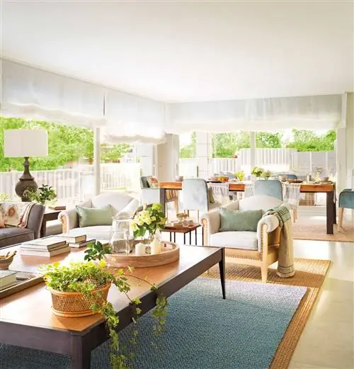 Просторная гостиная с обеденной зоной и большим журнальным столиком_00489080