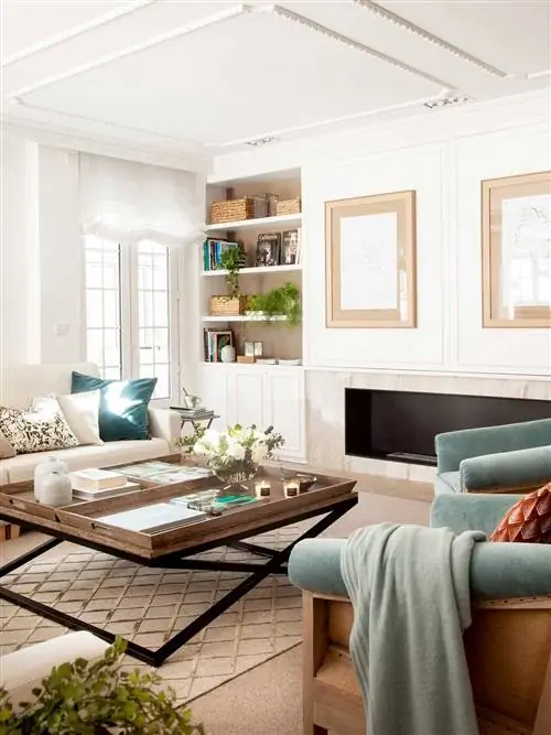 Гостиная в королевской усадьбе с лепниной и мебелью в гостиной с книжным шкафом_00506972 O