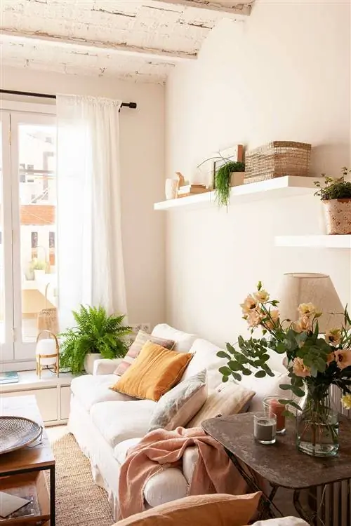 Маленькая белая гостиная с окном на террасу_00513371 O