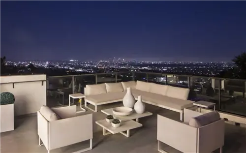 Терраса дома Деми Ловато в Лос-Анджелесе