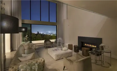 Гостиная с камином в доме Деми Ловато в Лос-Анджелесе