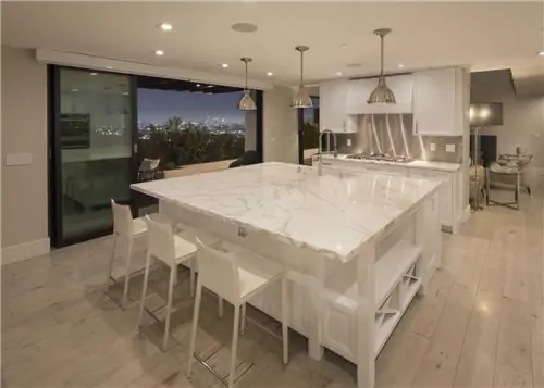 Кухня дома Деми Ловато в Лос-Анджелесе