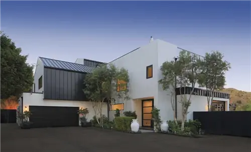 Вход в дом Деми Ловато в Лос-Анджелесе.