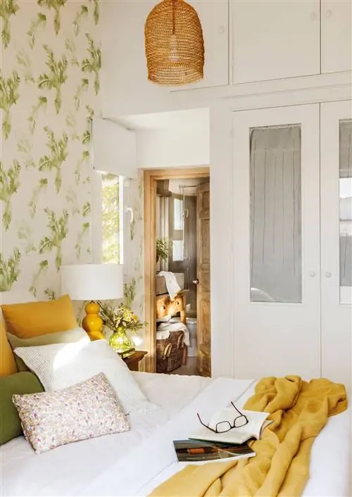 Спальня со шкафом, который экономит дверь_00487079