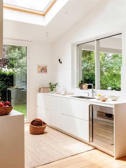Маленькая кухня с естественным освещением 00510154
