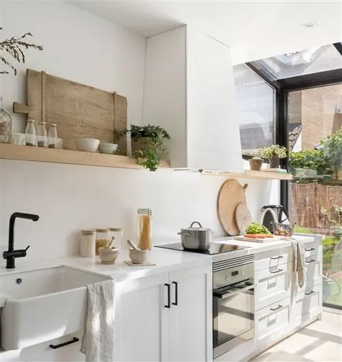 кухня с белой мебелью_00511427