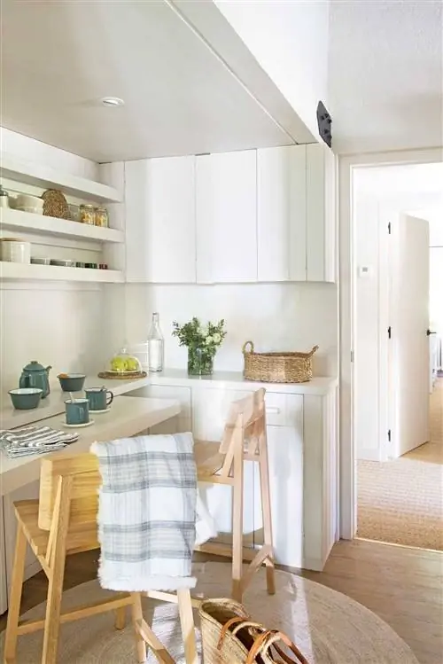 маленькая кухня в белом цвете с барной стойкой 00507365 O