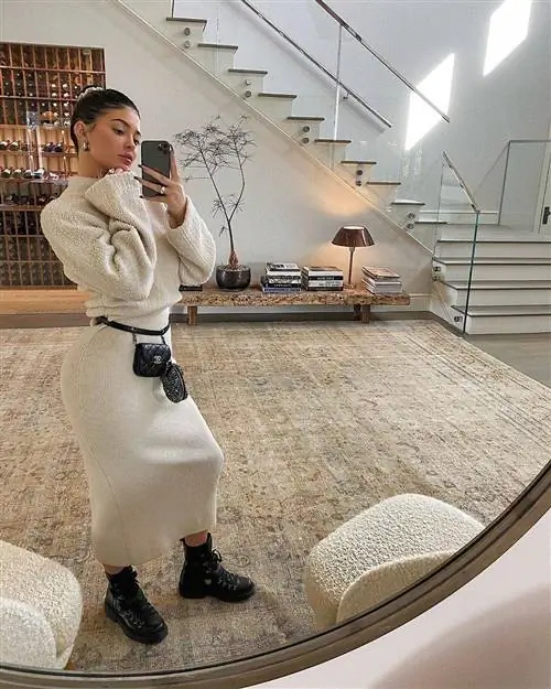 холл @kyliejenner холл @kyliejenner