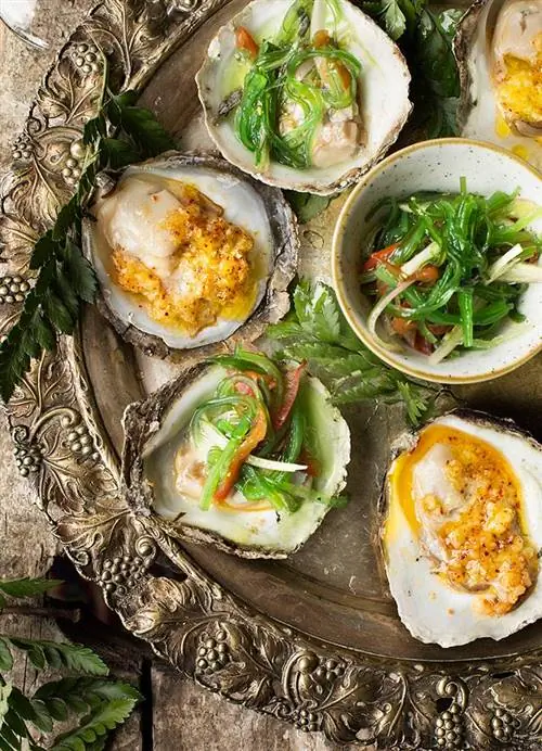 Поднос с устрицами, фаршированными c Поднос с устрицами, фаршированными c