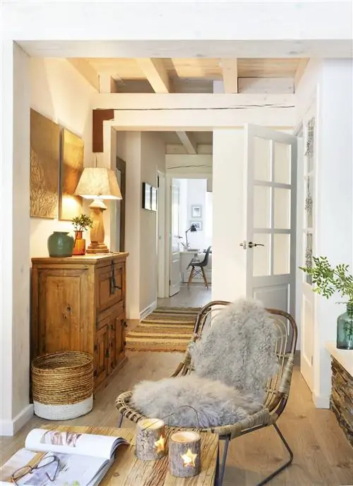 деревенская прихожая с комодом и креслом pelo 00417820