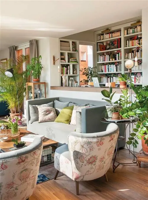 гостиная, украшенная серыми тканями и цветочным узором-00500585